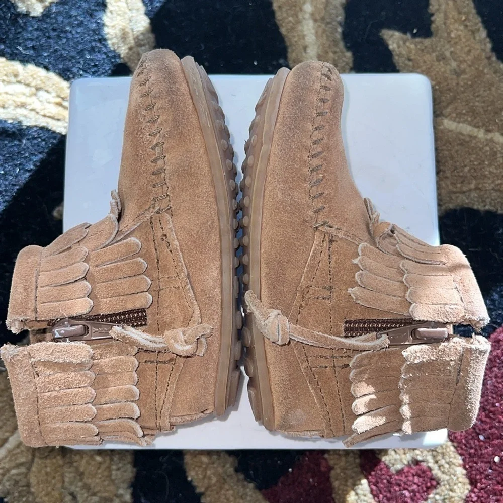 Minnetonka Children's Double Fringe Side Zip Boot, Brown, Leather Suede Size 6